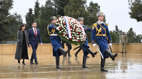 Vens və xanımı Şəhidlər xiyabanında - FOTO