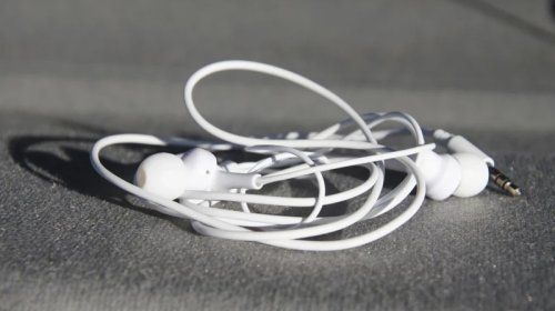 Təəccüblü dönüş: Niyə hamı yenidən simli qulaqlıqlara keçir?