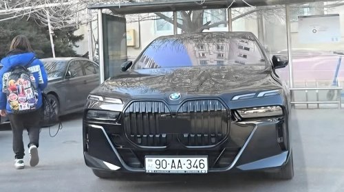 Dayanacaqda avtomobil park edən sürücü