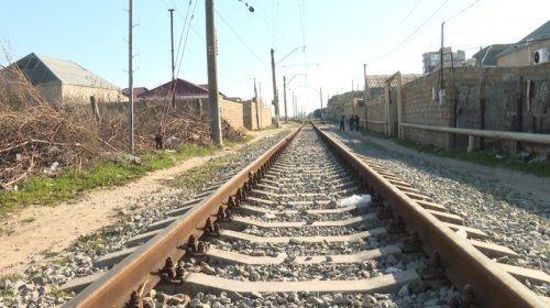 Hövsanda dəmir yolunun ətrafında tikilmiş evlərin söküləcəyi bildirilir - VİDEO