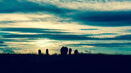 Britaniyada inanılmaz daş kəndi: Burada Stounhencə bənzər quruluşu görmək olar