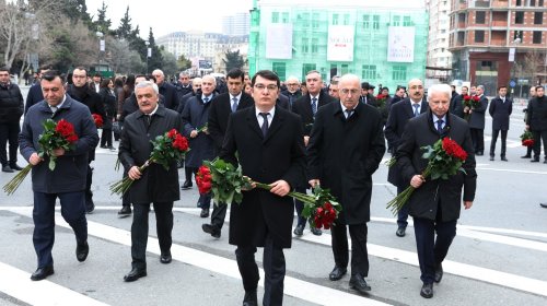 İqtisadiyyat Nazirliyinin rəhbərliyi Xocalı soyqırımı abidəsini ziyarət edib