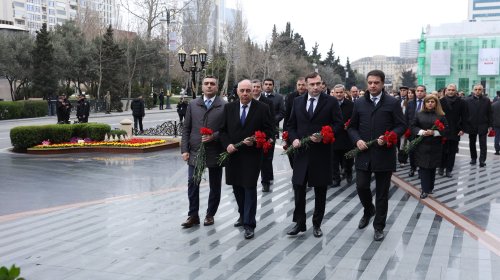 Maliyyə Nazirliyinin kollektivi &ldquo;Ana harayı&rdquo; abidəsini ziyarət edib