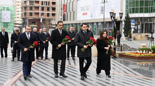 Mədəniyyət Nazirliyinin kollektivi Xocalı soyqırımı abidəsini ziyarət edib