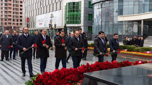Kənd Təsərrüfatı Nazirliyinin kollektivi Xocalı soyqırımı abidəsini ziyarət etdi