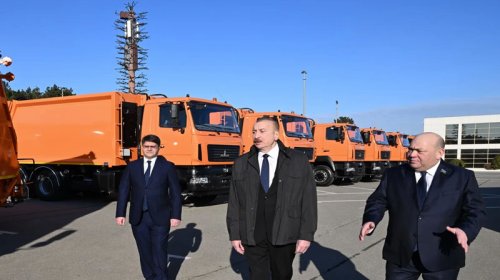 İlham Əliyev Bakıda məişət tullantıları daşıyan texnikalarla tanış oldu - FOTO
