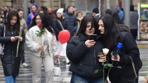 Azərbaycanda qadınlar harada çalışır, nə qədər maaş alır? - RƏQƏMLƏR