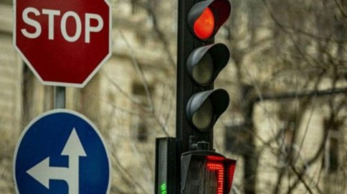 Bu kəsişmədə ilk dəfə işıqfor quraşdırıldı