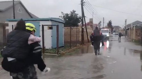 Bakıda evlərin həyətlərini su basıb, 9 nəfər təxliyə edilib - VİDEO