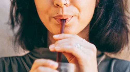 Hər gün qazlı içkilər içsəniz, bədəninizə nə baş verər? - Diyetoloqların izahı