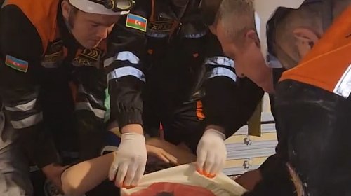 Bakıda ev çökdü, gənc qız xilas edildi - VİDEO