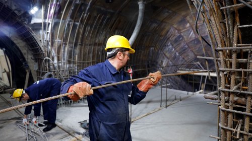 Metroda yeni piyada keçidi inşa olunur