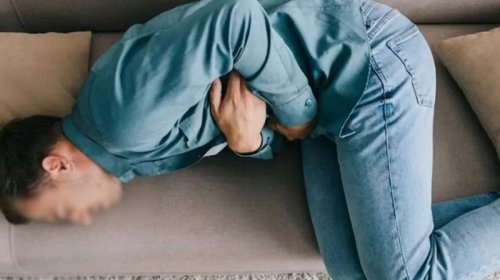 Qayınata təpiklə vurub kürəkəninin bağırsağını partlatdı