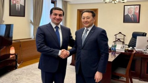 Hikmət Hacıyev Kayrat Sarıbayla görüşüb