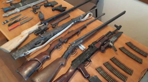 Polis 19 avtomat silahı aşkarladı