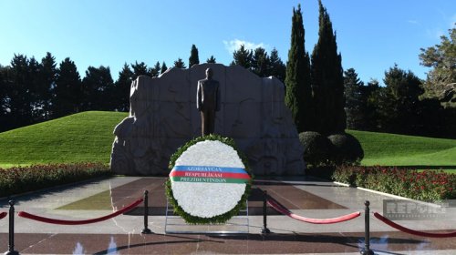 Latviya Prezidenti Heydər Əliyevin məzarını və Şəhidlər xiyabanını ziyarət etdi