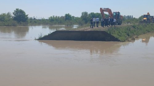 Kürdə suyun səviyyəsi artdı, Qarqar çayında bənd yarıldı - FOTO
