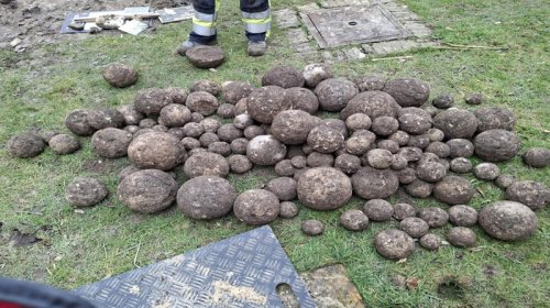 500 qeyri-adi orta əsr top gülləsi arxeoloqları heyrətləndirdi