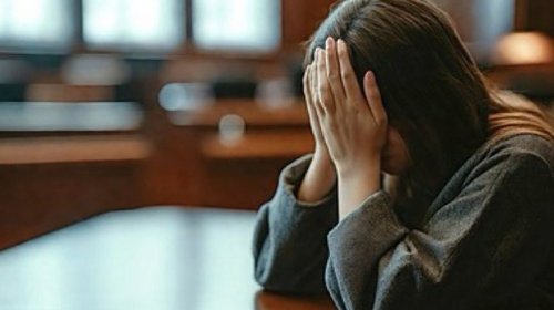 &ldquo;Məni narkomanlarla evdə tək qoyurdular&rdquo;- Bıçaqlanan ana oğlunu bağışlamadı...