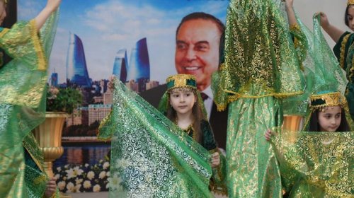 Neftçi Qurban adına 288 nömrəli məktəbdə Ulu Öndərin 103 illiyinə həsr olunmuş mərasim keçirilib