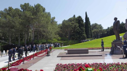 ATU rəhbərliyi Ulu Öndərin məzarını ziyarət edib