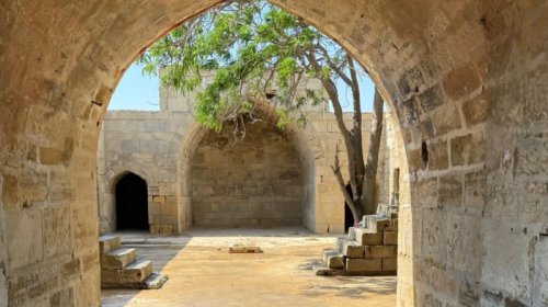 Qaradağda tarixi karvansaraya qanunsuz müdaxilənin qarşısı alınıb, araşdırma aparılır - FOTO