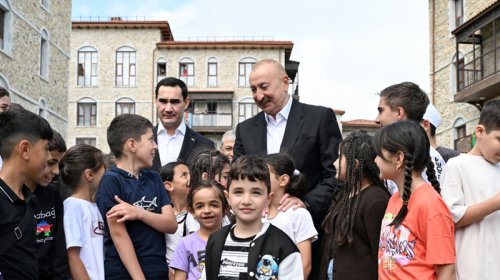 Prezidentlər Şuşanın Daşaltı kəndinin fonunda şəkil çəkdirdi - YENİLƏNİB