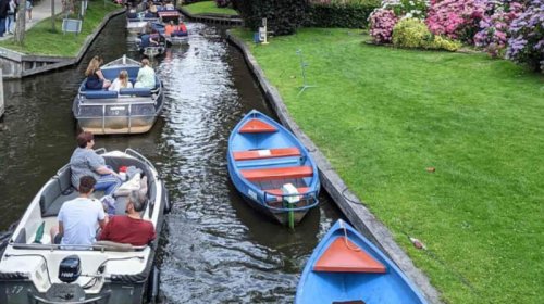 Avtomobil yolları olmayan kənd turistlərin böyük marağına səbəb olur