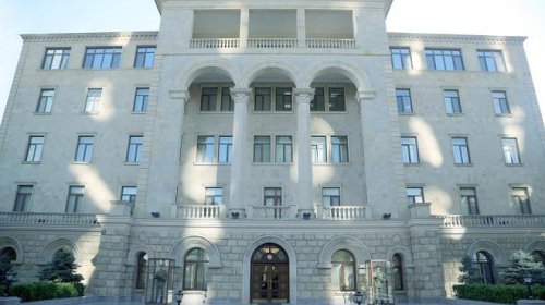 Müdafiə naziri komandanları təltif edib