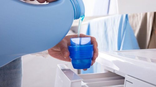Bu sadə tərkib hissəsi bütün paltar qoxusu problemlərinizin həll edə bilər