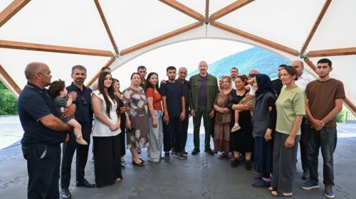 Prezident Kiçik Qaladərəsi kəndində sakinlərlə görüşdü - FOTO