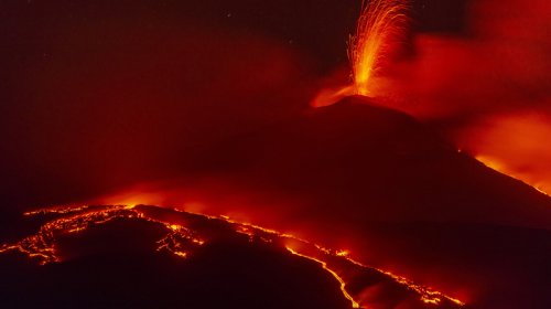 Alimlər Etna vulkanının tez-tez püskürməsinin səbəbini açıqladı