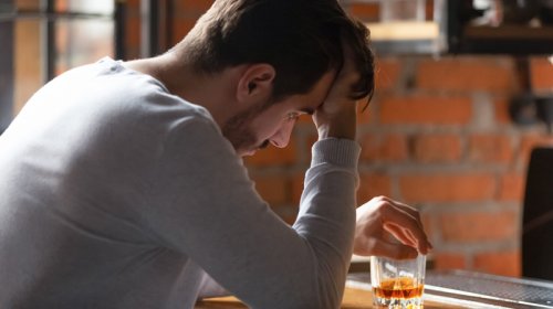 Həkim: Spirtli içkilərdən sui-istifadə alkoqol polineyropatiyasına səbəb ola bilər
