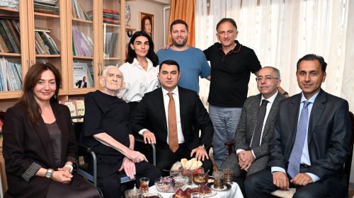 Mədəniyyət naziri Xalq artisti Tofiq Bakıxanovu evində ziyarət edib