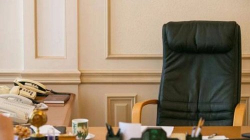 Məktəb direktoru xadiməni təsərrüfat işləri üzrə müdir vəzifəsinə necə təyin edib?