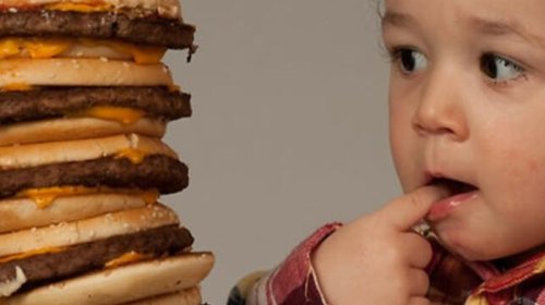&ldquo;Mən bunu istəyirəm!&rdquo; - Uşağın &ldquo;fast-food&rdquo; sevgisinin arxasında nə dayanır?
