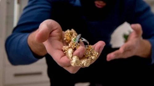 Sevgilisinin qızıllarını oğurladı, borclarını ödədi