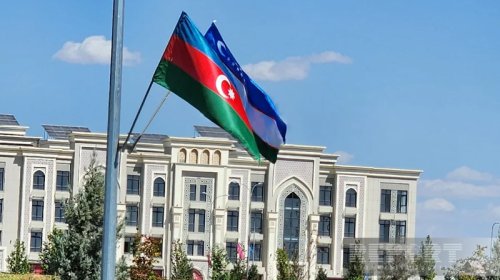 
Daşkənd küçələri Azərbaycan və Özbəkistan bayraqları ilə bəzədilib

