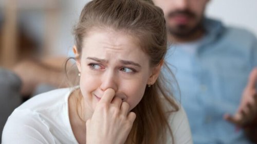 Yemək gec hazır oldu, həyat yoldaşını saçından tutub divara çırpdı