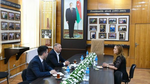 ADAU rektoru tələbə adını qazanan şəhid anası ilə görüşüb