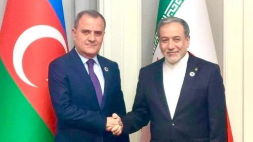 
Ceyhun Bayramov Abbas Əraqçi ilə regional məsələləri müzakirə edib