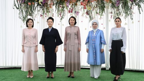 Mehriban Əliyeva Bişkekdə sərgi ilə tanış oldu - FOTO