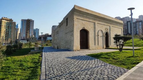Bakıdakı tarixi abidənin məlumat lövhəsi yayarsız hala salınıb - FOTO