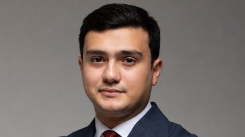 Sədrin köməkçisi idi, şöbə müdiri təyin edildi