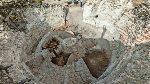 Arxeoloqları təəccübləndirən kəşf: Roma sarayının altından hamam çıxıb