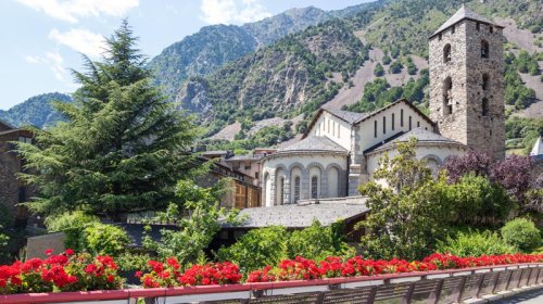 İşçi çatışmır, maaşlar yüksəkdir: Bu ölkə əcnəbiləri axtarır