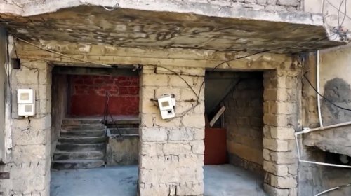 Bakıda yarımçıq tikilidə yeddi ailənin təhlükəli həyatı - VİDEO