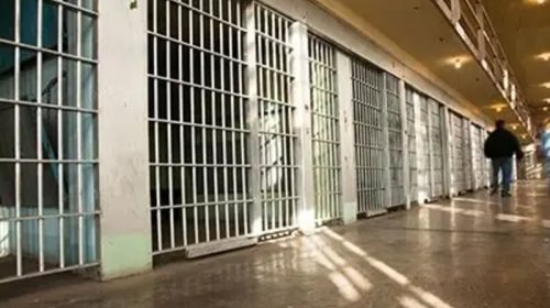 Gəlinini bıçaqlamaqda təqsirləndirilən 72 yaşlı kişi təcridxanada öldü