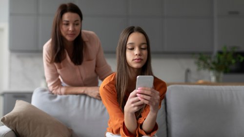 Psixoloq valideynlərin övladlarına niyə həsəd apardığını açıqladı