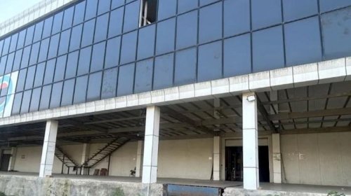 Dövlətin güzəştli krediti hesabına tikilən nəhəng anbar müsadirə olunaraq satışa çıxarıldı - FOTO